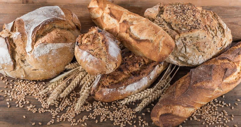 Verschiedene Brote auf einem Holztisch