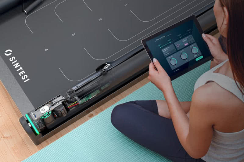 Personal Trainerin verwendet die Sintesi-App