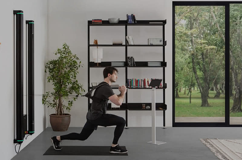 Personal Trainer verwendet das Sintesi-Gerät für Knieübungen